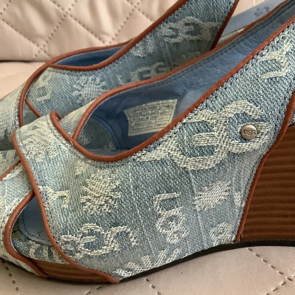 FINAL SALE! New UGG Hazel Blue Denim Logo Wedge Sandals mismatch size 5 & 5.5 - Picture 5 of 15